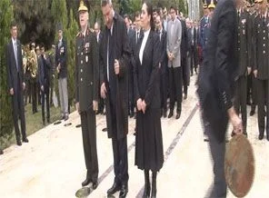 Baydemir'in tabelasını ayağıyla itti
