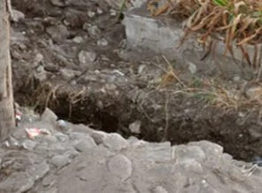 Bebeğini diri diri çukura gömdü