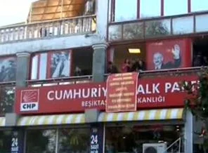 Belediye işçileri CHP ilçe binasını işgal etti