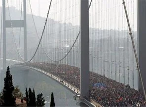 Boğaz Köprüsü beşik gibi sallandı