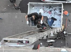 Can pazarı: Plazada cam silerken asansör kaydı