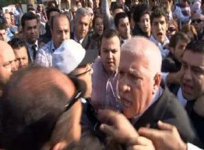 CHP'li vekil polisi tartakladı (İzle)