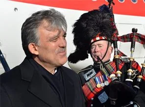 Cumhurbaşkanı Gül, İskoç müziği ile karşılandı