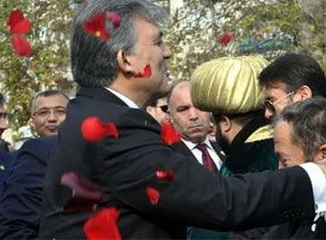 Cumhurbaşkanı Gül'ü güllerle karşıladılar
