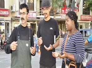 Dua ettirip İncil dağıttılar