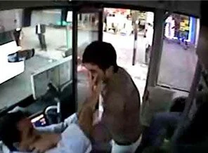 Durağa yaklaşınca saldırıya uğradı