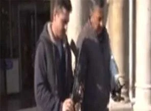 Elinde tüfekle valilik binasına girdi