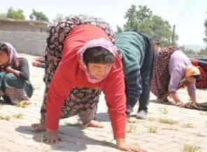 Elleriyle yürüyorlar
