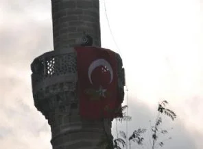 Emekli astsubaya bayrak gözaltısı