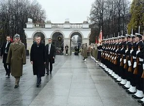 Erdoğan Polonya'da resmi törenle karşılandı