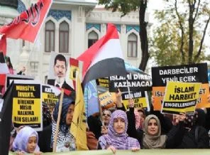 Fatih'te Mursi'ye destek gösterisi