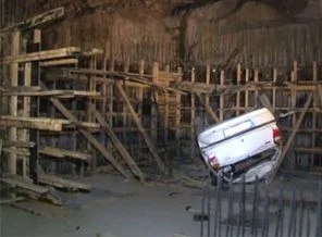 Freni boşalan otomobil 30 metreden uçtu