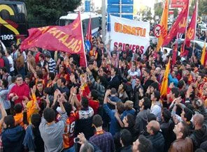 Galatasaraylılar belediye otobüsünü yumrukladı