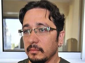 'Gay misin küpe takıyorsun' diyen müdürü mahkemeye verdi