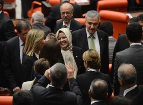 Gazeteler başörtülü vekilleri nasıl gördü?