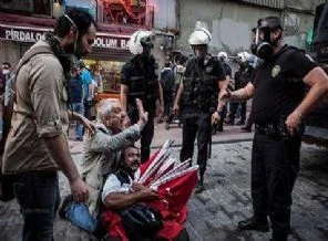 Gezi'de tutuklanan bayrak satıcısı hakim karşısında