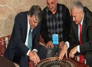 Gül Erzincan'da bakır tabağa işleme yaptı
