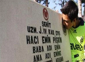 Her derbi öncesi babasının mezarında