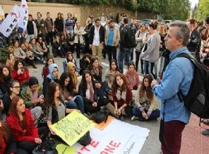 Hocaları için yolu kesip sokakta ders yaptılar