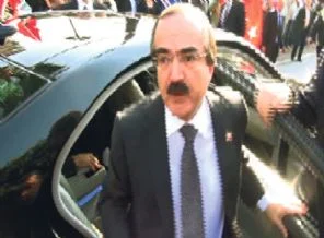Hürriyet, Adana Valisi'ni Fransa Cumhurbaşkanı Hollande ile vurmaya çalıştı