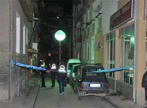 Husumetli olduğu ailenin kapısına el bombası attı