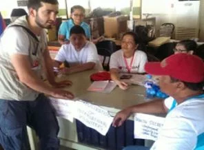 İHH'dan Takloban'da yardım dağıtımı