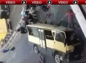 İstanbul'da minibüs üst geçitten uçtu!