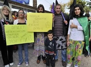 Kadına yönelik şiddeti etek giyerek protesto ettiler