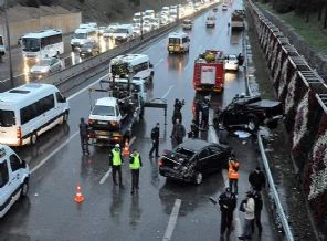 Kamyonet durağa girdi : 1 ölü