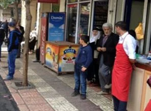 Kepenkler kapalı değil, sokaklarda Başbakanı bekliyorlar