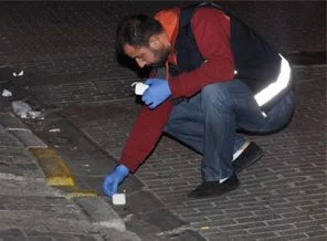 Kepenkleri keserek 2 kilo altın çaldılar