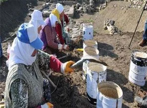 Köylü kadınlar tarih için ter döküyor