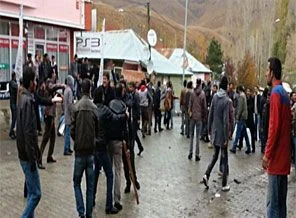 Köylülerin kavgası ilçeyi savaş alanına çevirdi