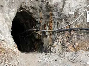 Maden ocağında bir işçi mahsur kaldı