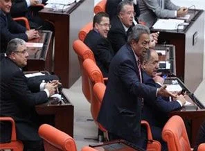Meclis'e gelir gelmez tartışma çıktı