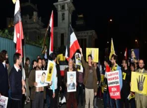 Mursi'nin yargılanmasına İstanbul'da protesto