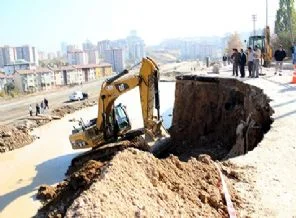 ODTÜ yolu inşaatı çöktü, bir öğrenci içine düştü