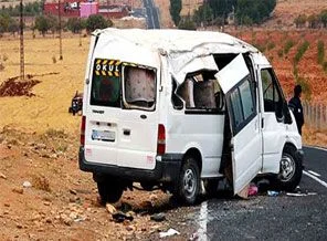 Öğrenci servisi devrildi: 12 yaralı