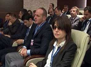 Öğretmenleri plakaya göre dizdiler