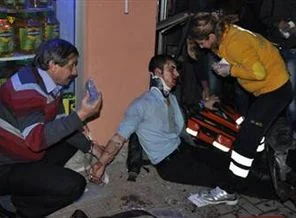 Otomobil kaldırıma çıktı: 4 yaralı