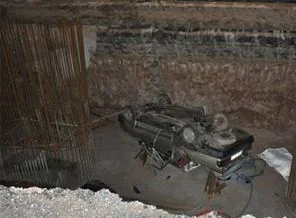 Otomobil kavşak inşaatına uçtu: 2 ölü