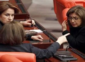 Pantolon düzenlemesi kadın vekilleri memnun etti