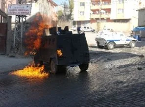 Polislere silahlı ve bombalı saldırı yapıldı