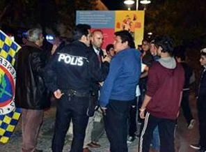 Sahada dostluk dışarda kavga