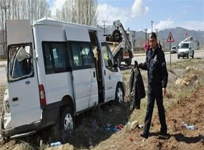 Servis midibüsü kaza yaptı: 20 yaralı