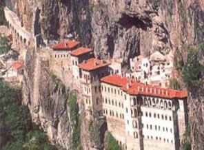 Sümela Manastırı'ndan yuvarlandılar