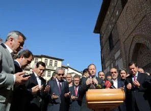 Tarihi Aslanhane Camisi ibadete açıldı