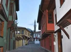 Tarihi evlerin rengi tartışma konusu oldu