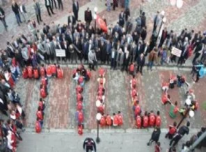 'Tillo' tabelaları asıldı, halk halayla kutladı