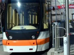 Tramvayın altında can verdi